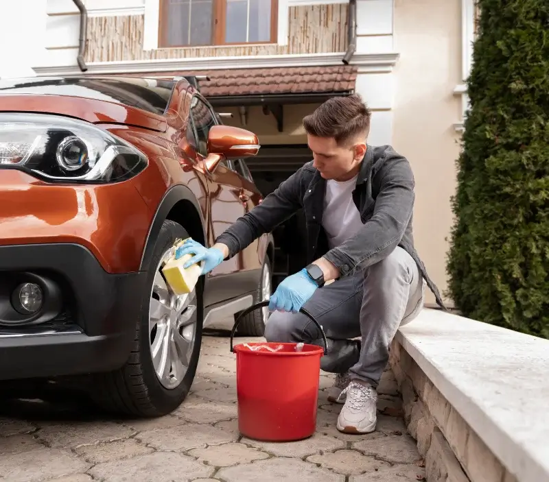 Lavage auto à domicile Saint-Martin-de-Seignanx : professionnel intervenant sur un véhicule